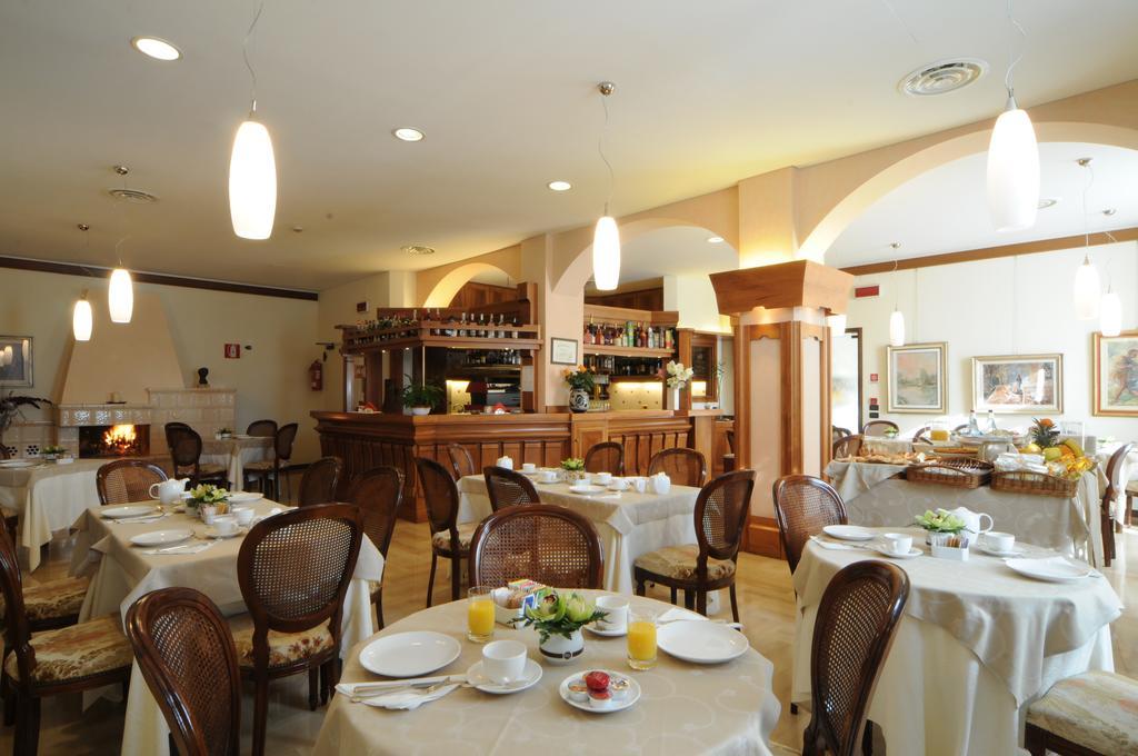 Hotel Cristallo Конеляно Екстериор снимка